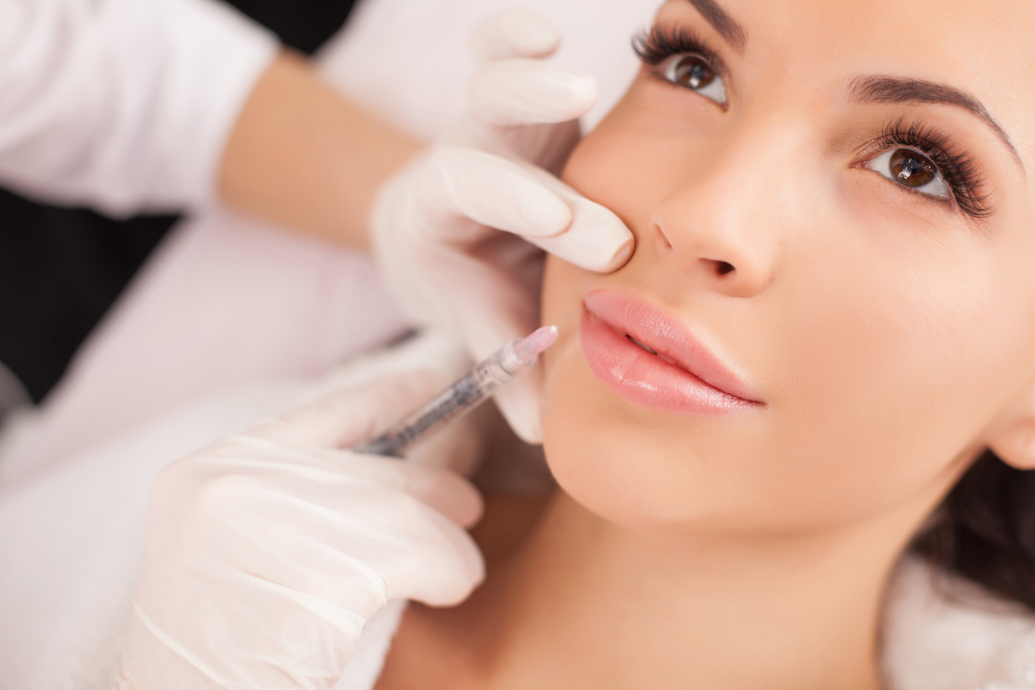 Wenn Sie auf der Suche nach einer zuverlässigen und professionellen Lippenpigmentierung in Karlsruhe sind, dann sind Sie bei uns genau richtig! Wir sind ein Team von erfahrenen und zertifizierten Pigmentierern, die sich auf die Erstellung von perfekten Lippenkonturen spezialisiert haben.